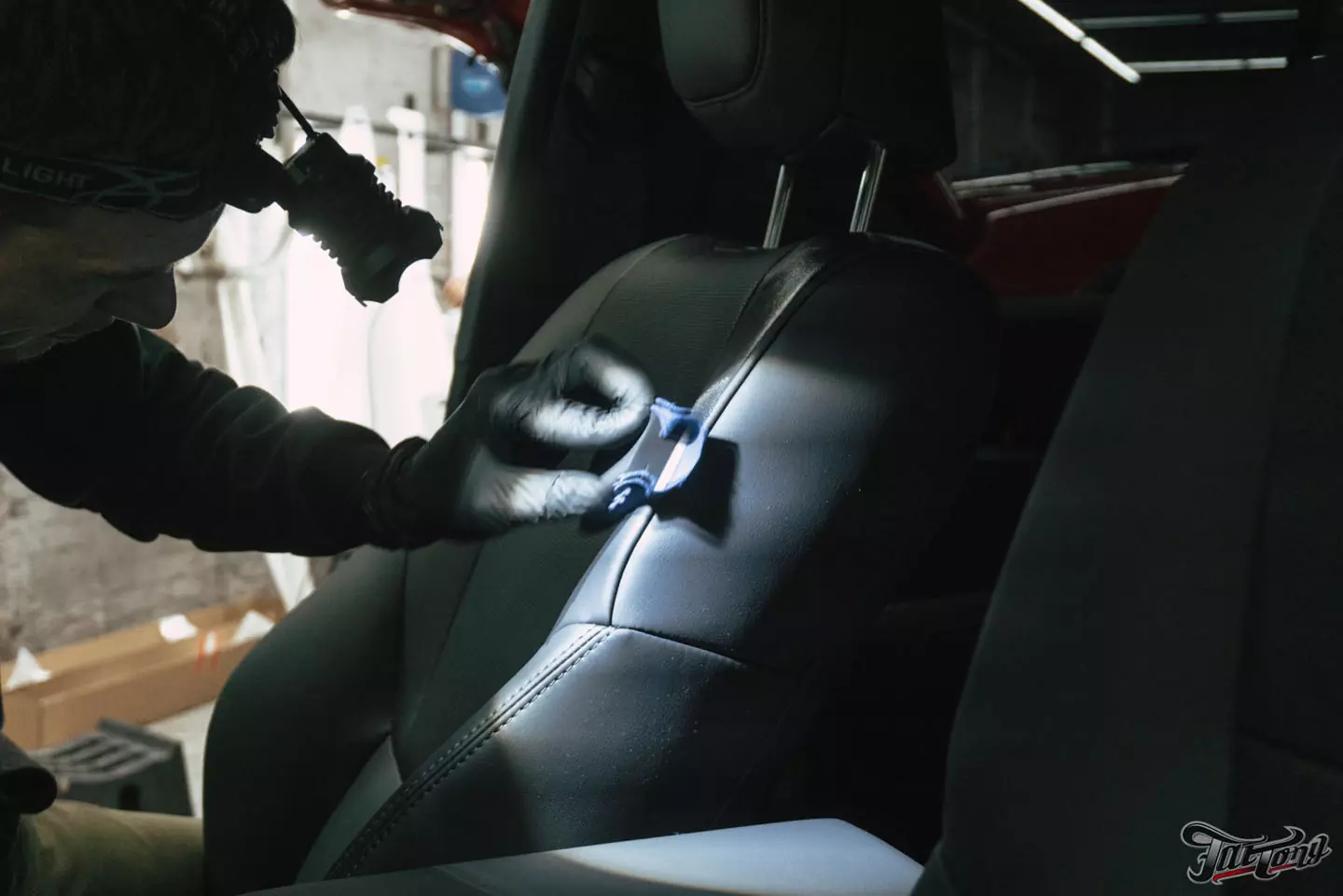 Шумоизоляция дверей и арок, оклейка зон риска, керамика кожи и антидождь для Toyota Land Cruiser 300